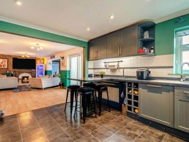 5 bed house for sale