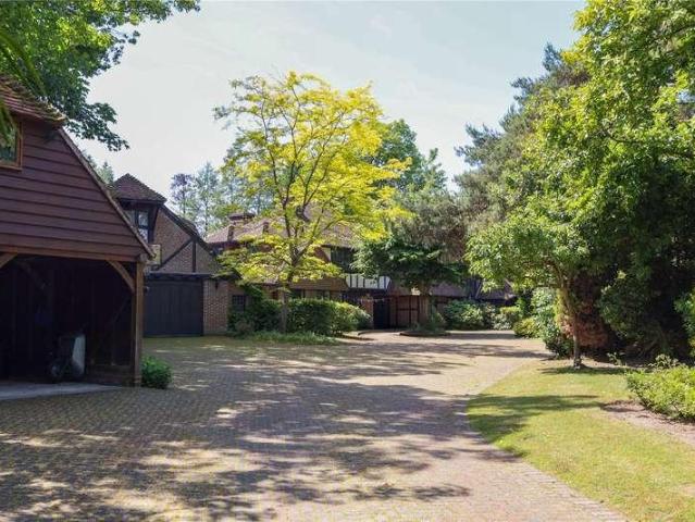 5 bed house for sale