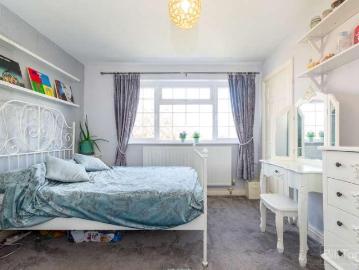 5 bed house for sale