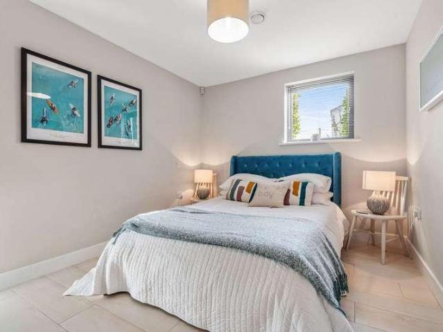 5 bed house for sale