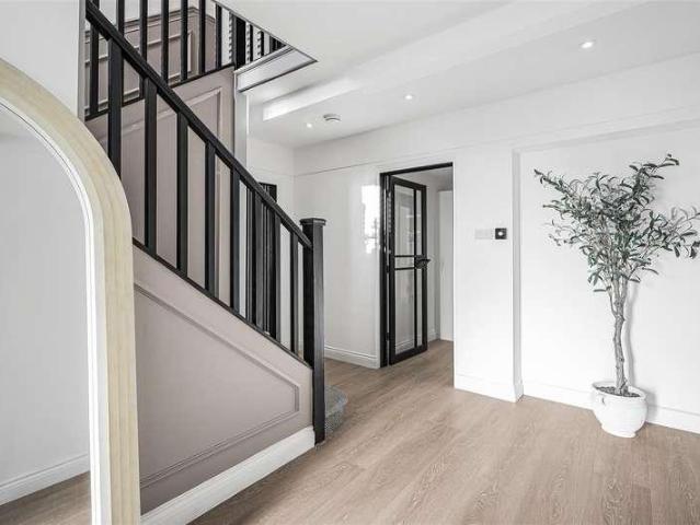 5 bed house for sale