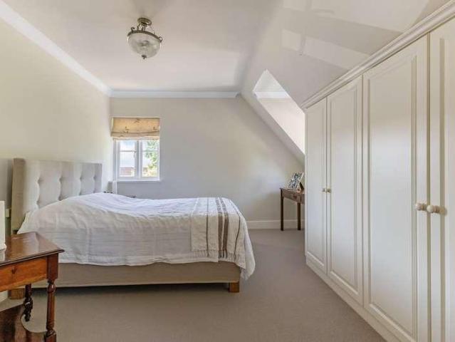 5 bed house for sale