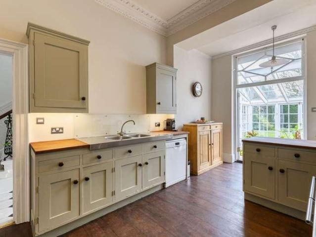 5 bed house for sale
