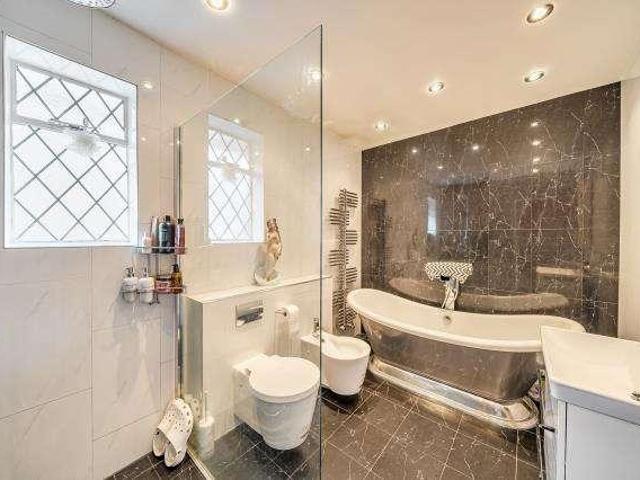 5 bed house for sale
