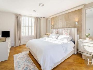 5 bed house for sale