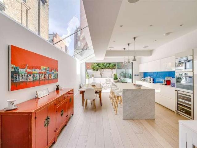 5 bed house for sale