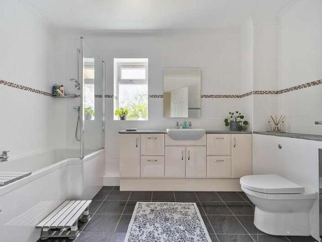 5 bed house for sale