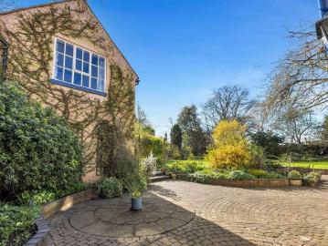 5 bed house for sale