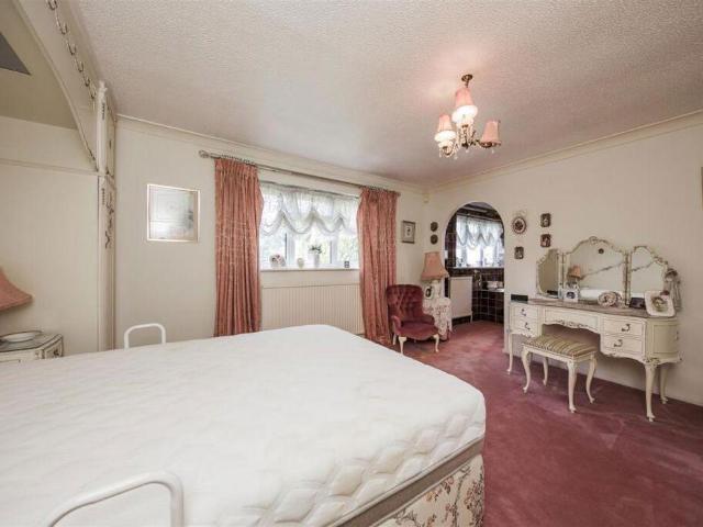 5 bed house for sale