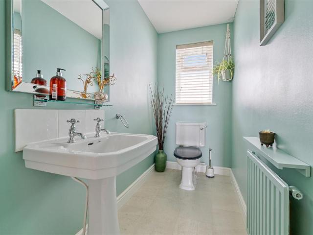 5 bed house for sale