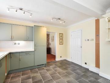 5 bed house for sale