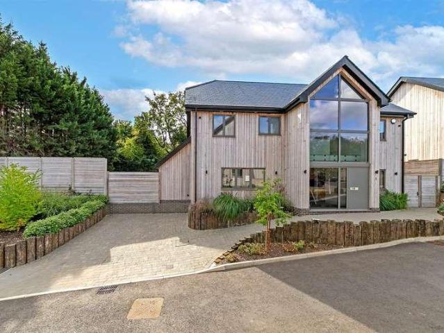 5 bed house for sale