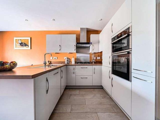 5 bed house for sale