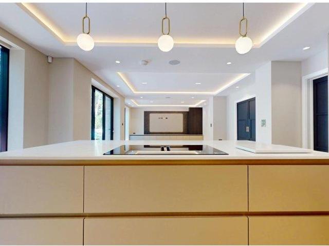 5 bed house for sale