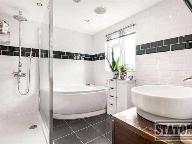 5 bed house for sale