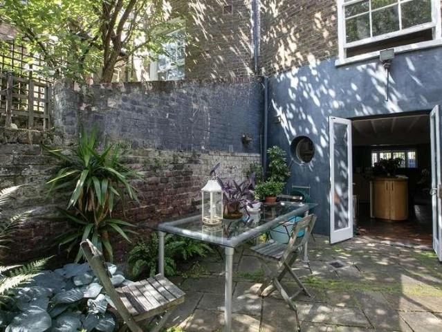 5 bed house for sale