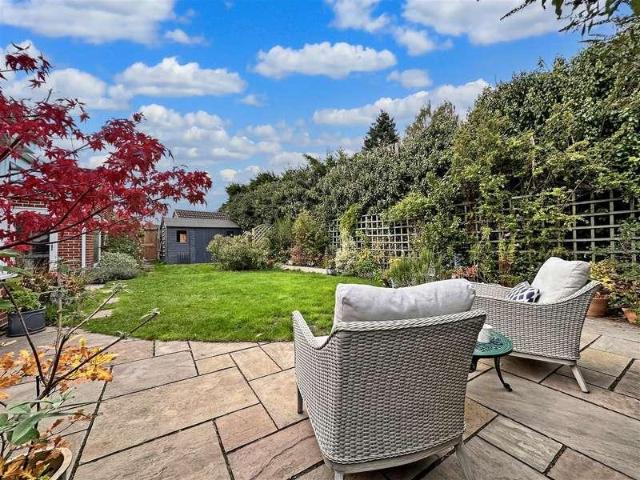 5 bed house for sale