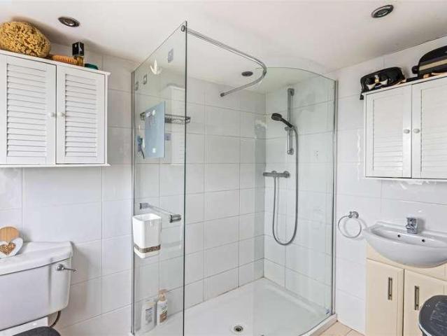 6 bed house for sale