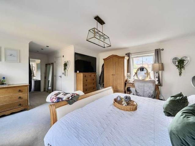 5 bed house for sale