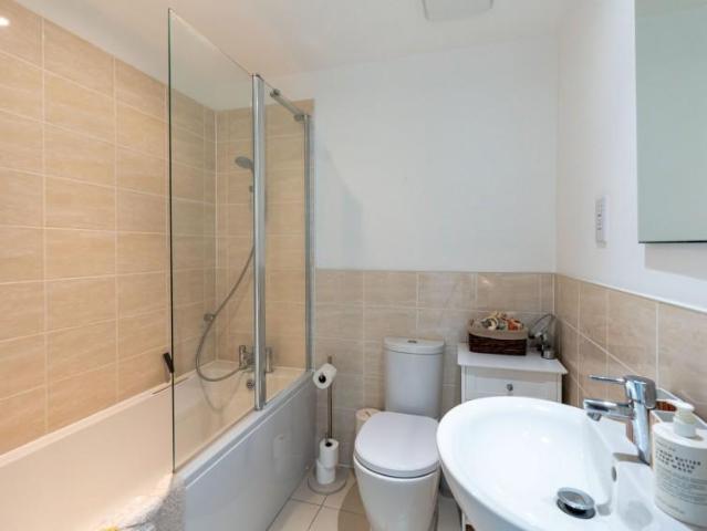 5 bed house for sale