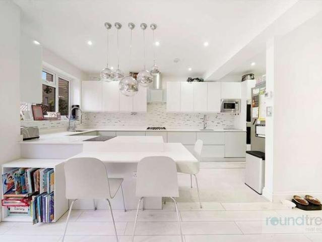 5 bed house for sale