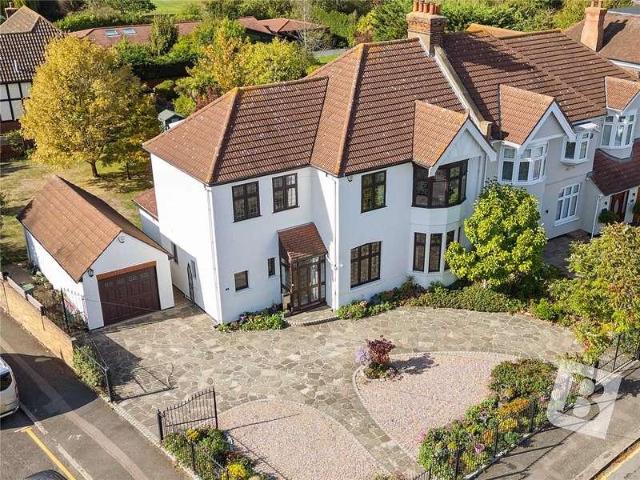 5 bed house for sale