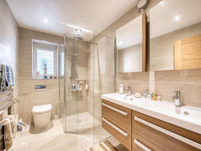 5 bed house for sale