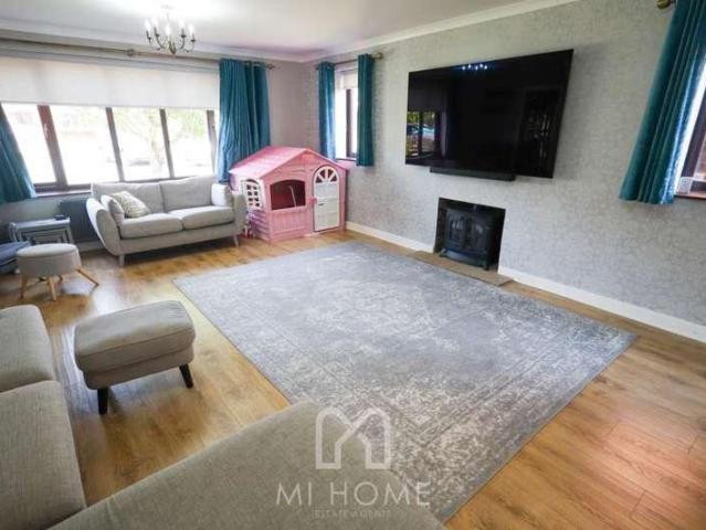 5 bed house for sale