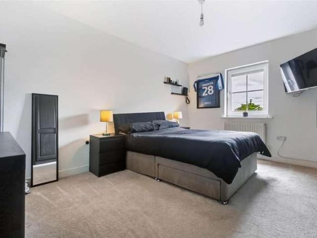 5 bed house for sale