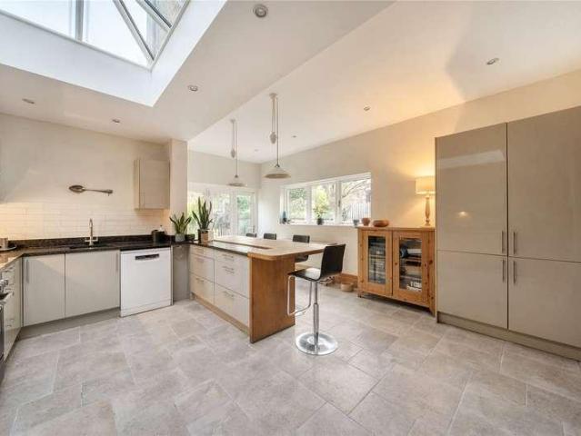 5 bed house for sale