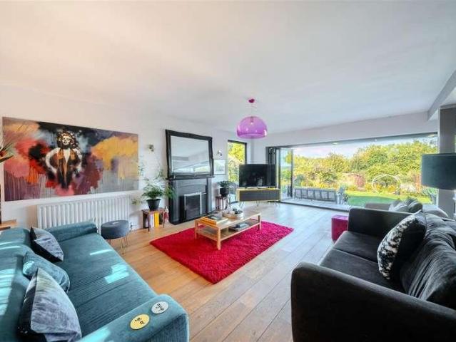 5 bed house for sale