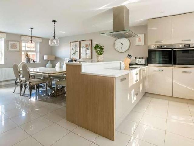 5 bed house for sale