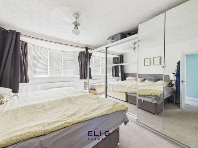 5 bed house for sale