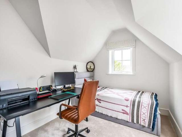 5 bed house for sale