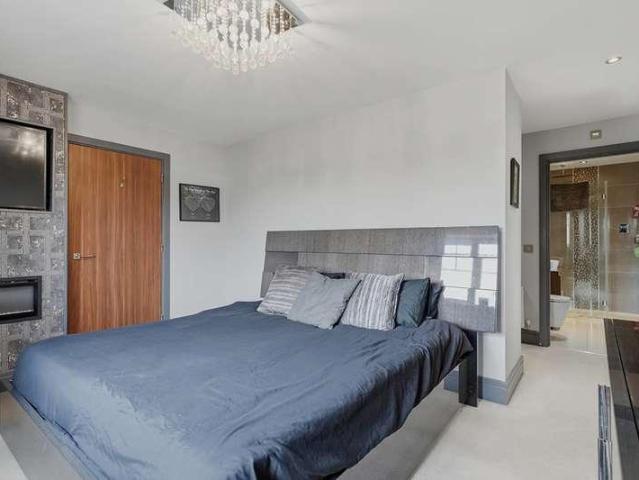 5 bed house for sale