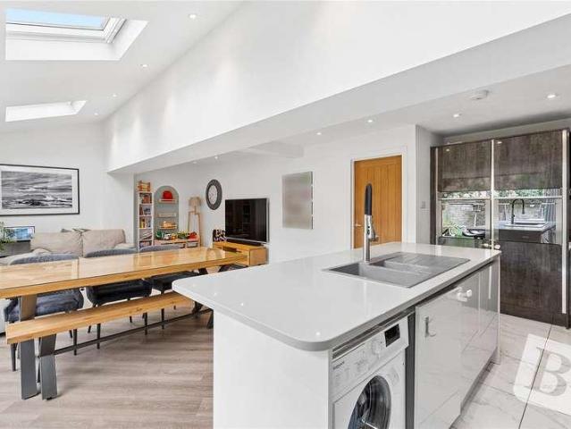5 bed house for sale