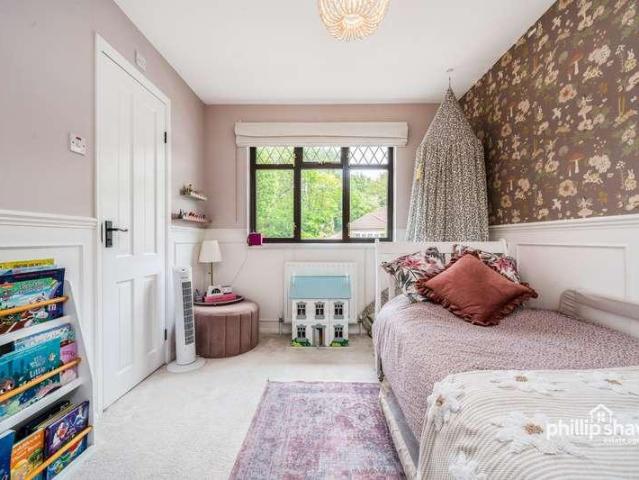 5 bed house for sale