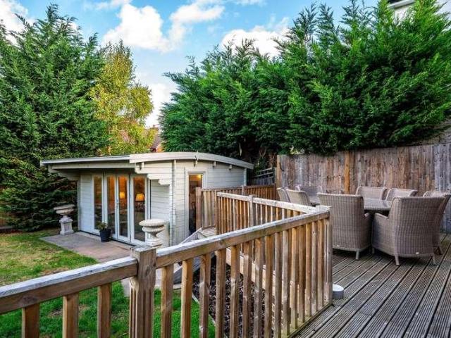 5 bed house for sale