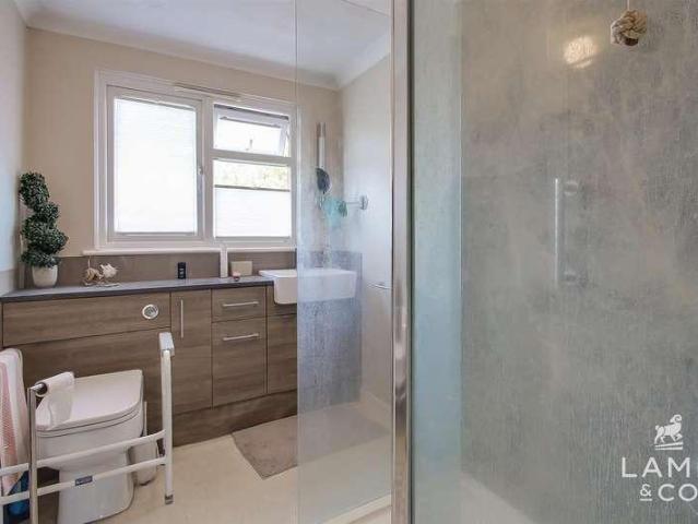 5 bed house for sale