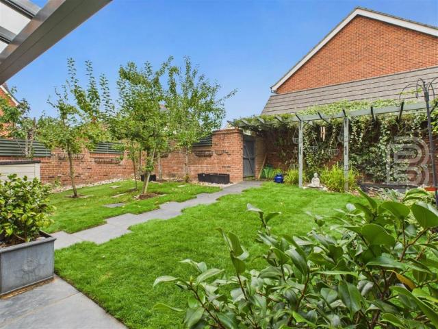 5 bed house for sale
