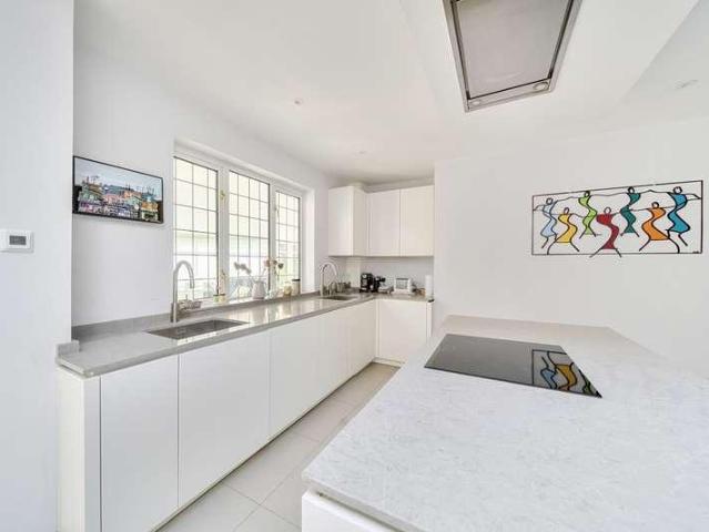 5 bed house for sale