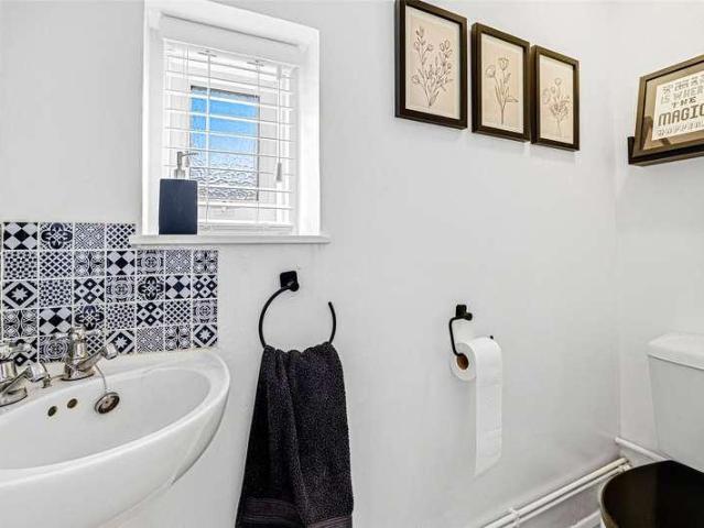 5 bed house for sale