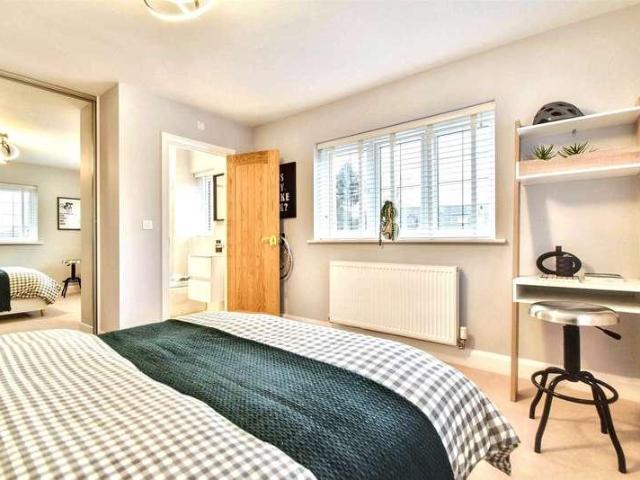 5 bed house for sale