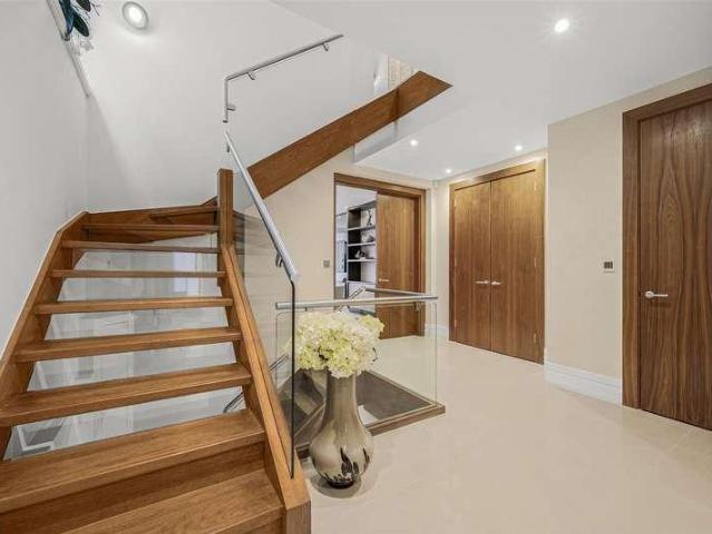 5 bed house for sale