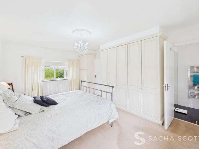 5 bed house for sale