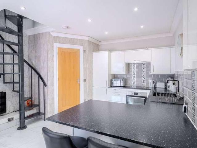 5 bed house for sale