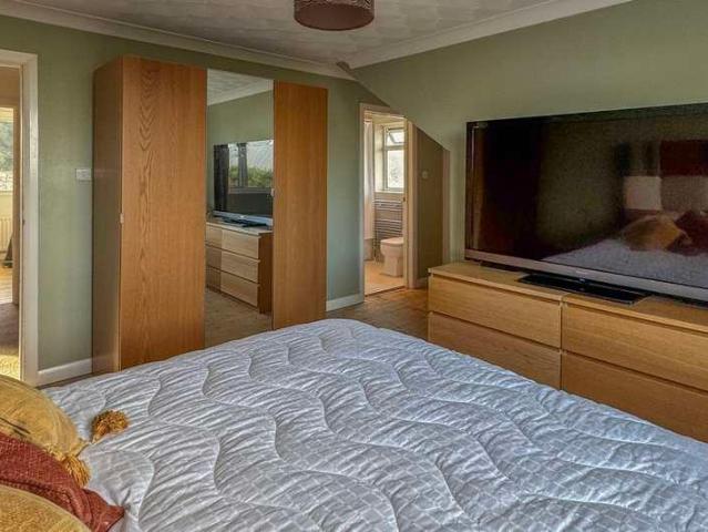 5 bed house for sale