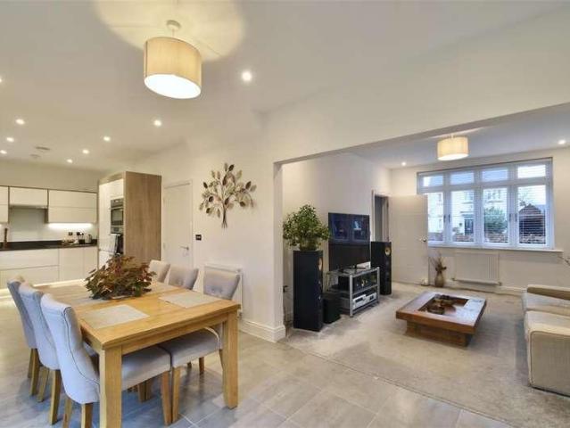 5 bed house for sale