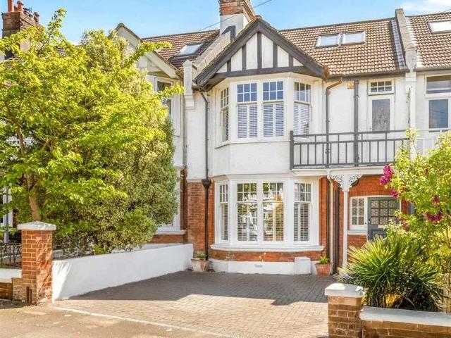 5 bed house for sale