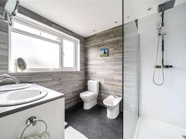 5 bed house for sale
